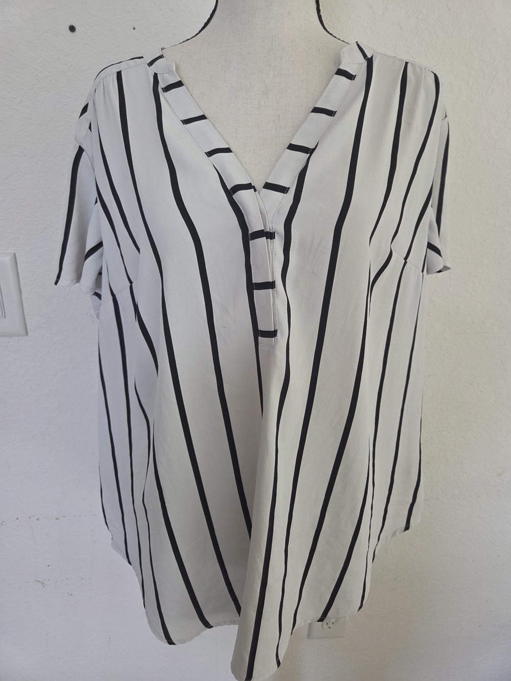 Torrid Harper Blouse Black White Stripe V-Neck Short Sleeve Pullover Size 1 (X)